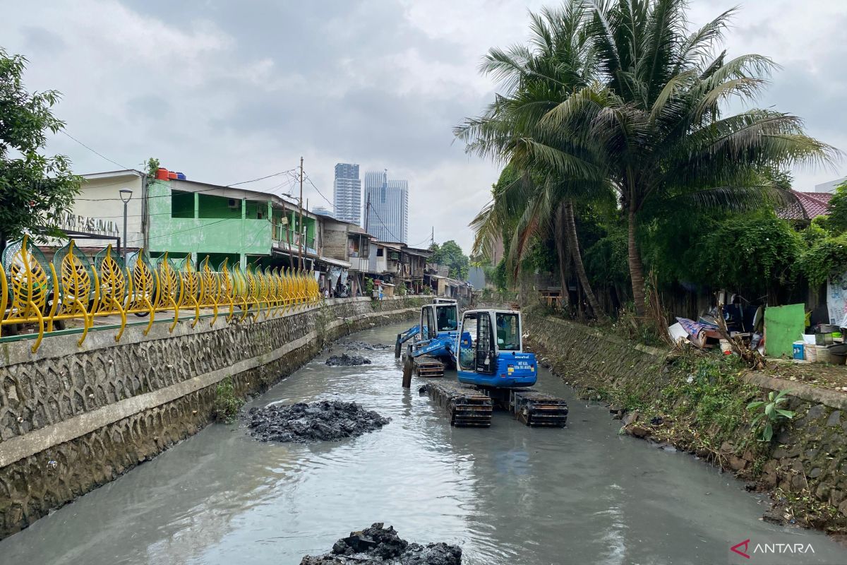 Jaksel keruk Kali Cideng untuk atasi banjir