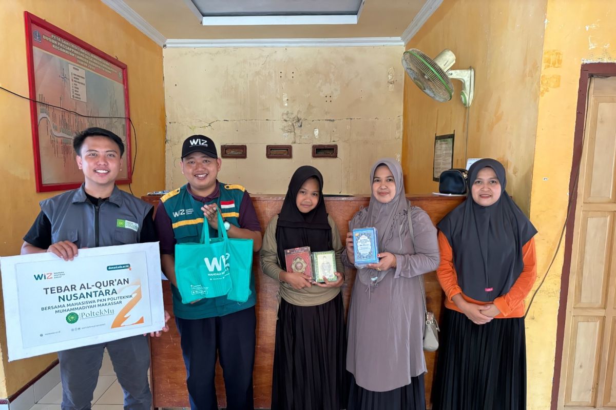 WIZ dan mahasiswa PKN Poltekmu Makassar salurkan Al Quran di Bone Sulsel