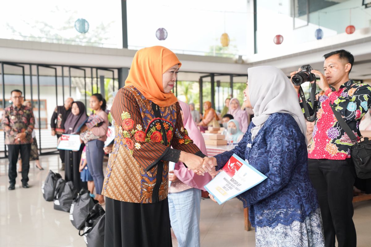 Khofifah berikan bantuan KIP Putri Jawara Rp4,6 miliar