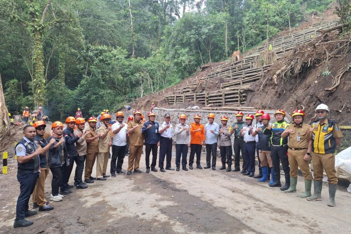 Sempat ditutup akibat longsor, jalur Pacet-Cangar dibuka secara terbatas