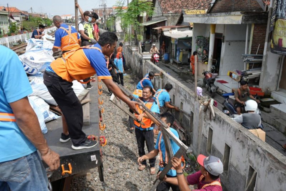 Daop 8 Surabaya bersihkan lintasan KA untuk tingkatkan keselamatan