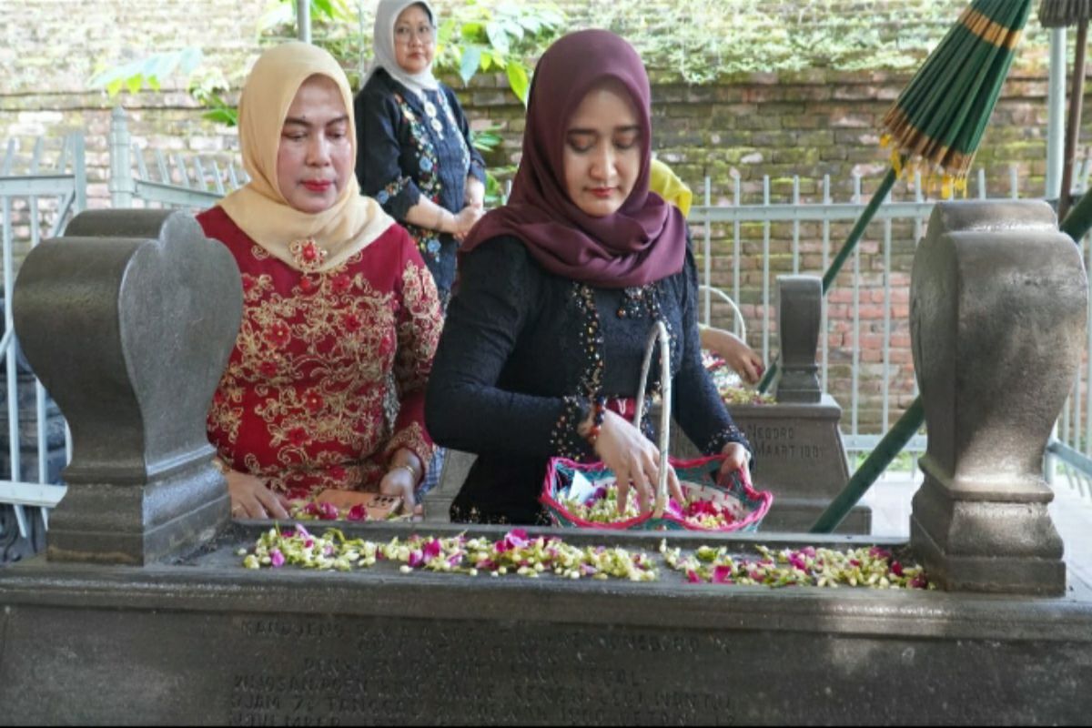 Peringati Hari Kartini, Wakil Wali Kota Tegal ziarahi makam RA Kardinah