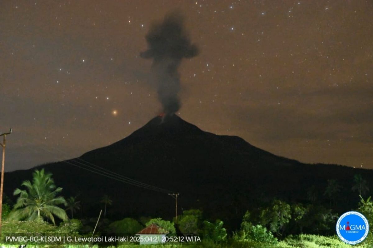 Gunung Lewotobi Laki-laki di Flotim erupsi alami tiga kali pada Senin malam
