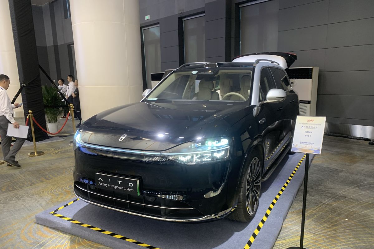 Mobil listrik dan robot diperkenalkan pada promosi di Chongqing
