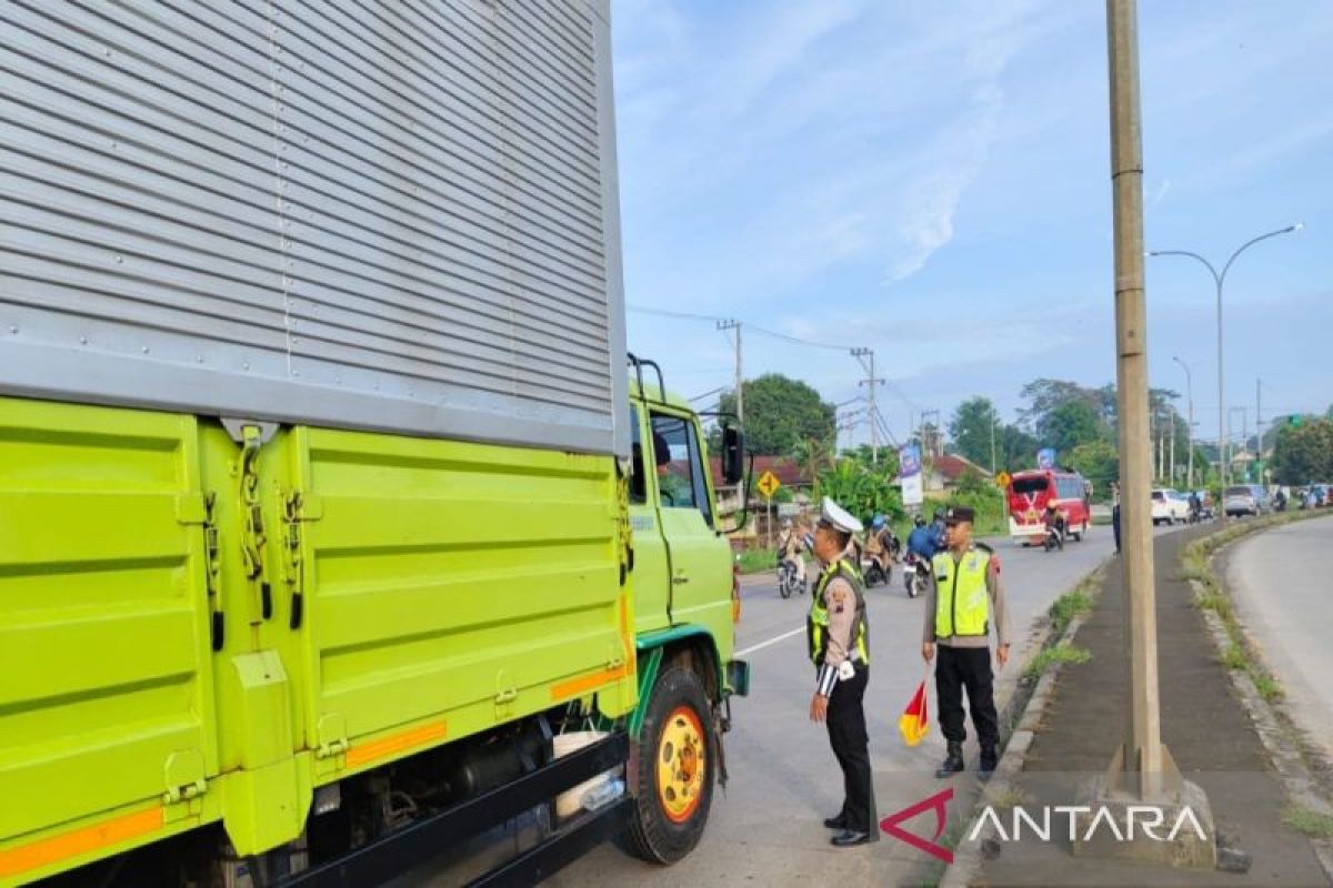 Polres Batang batasi lalu lintas truk bersumbu tiga di pantura