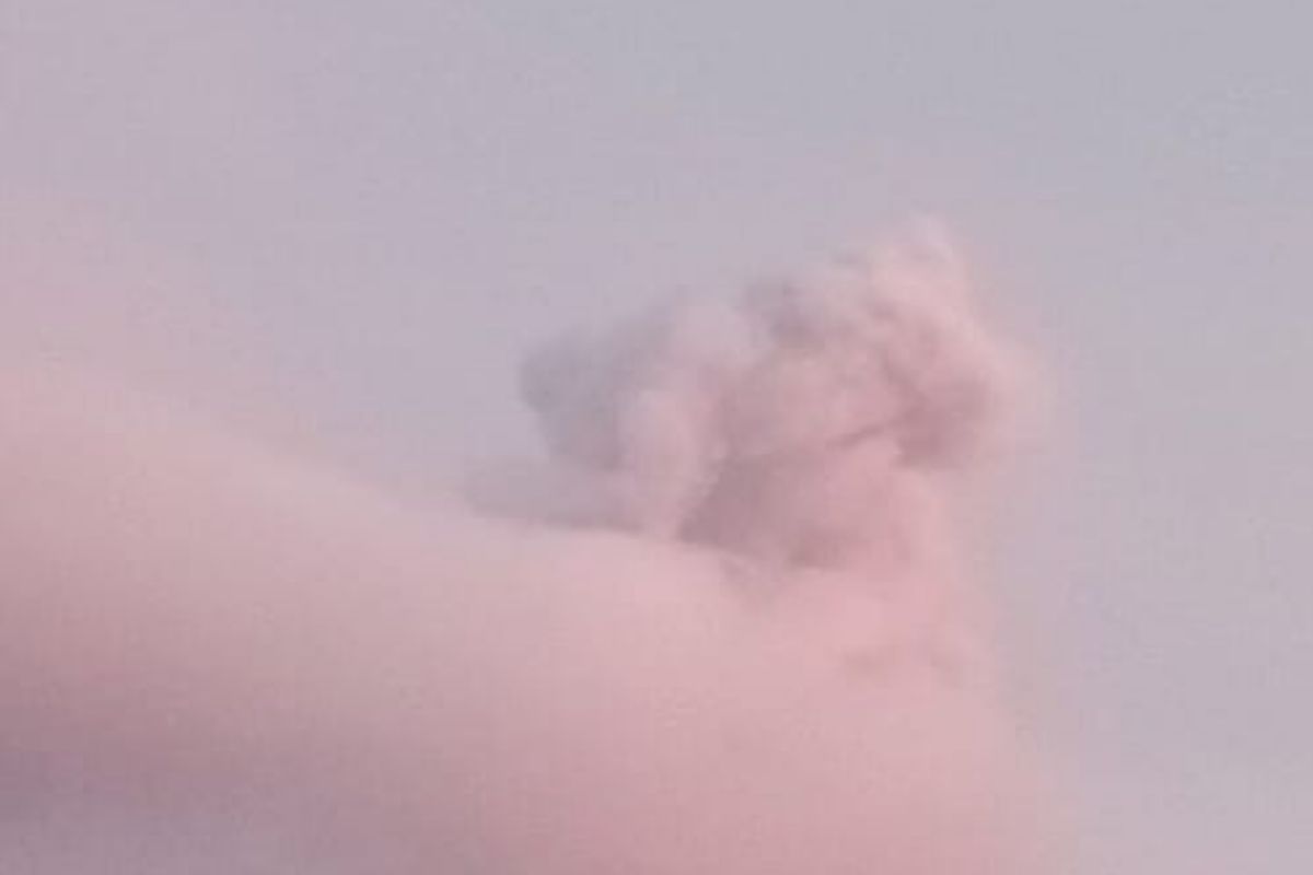 Gunung Dukono di Halmahera Utara semburkan abu setinggi 1.500 meter
