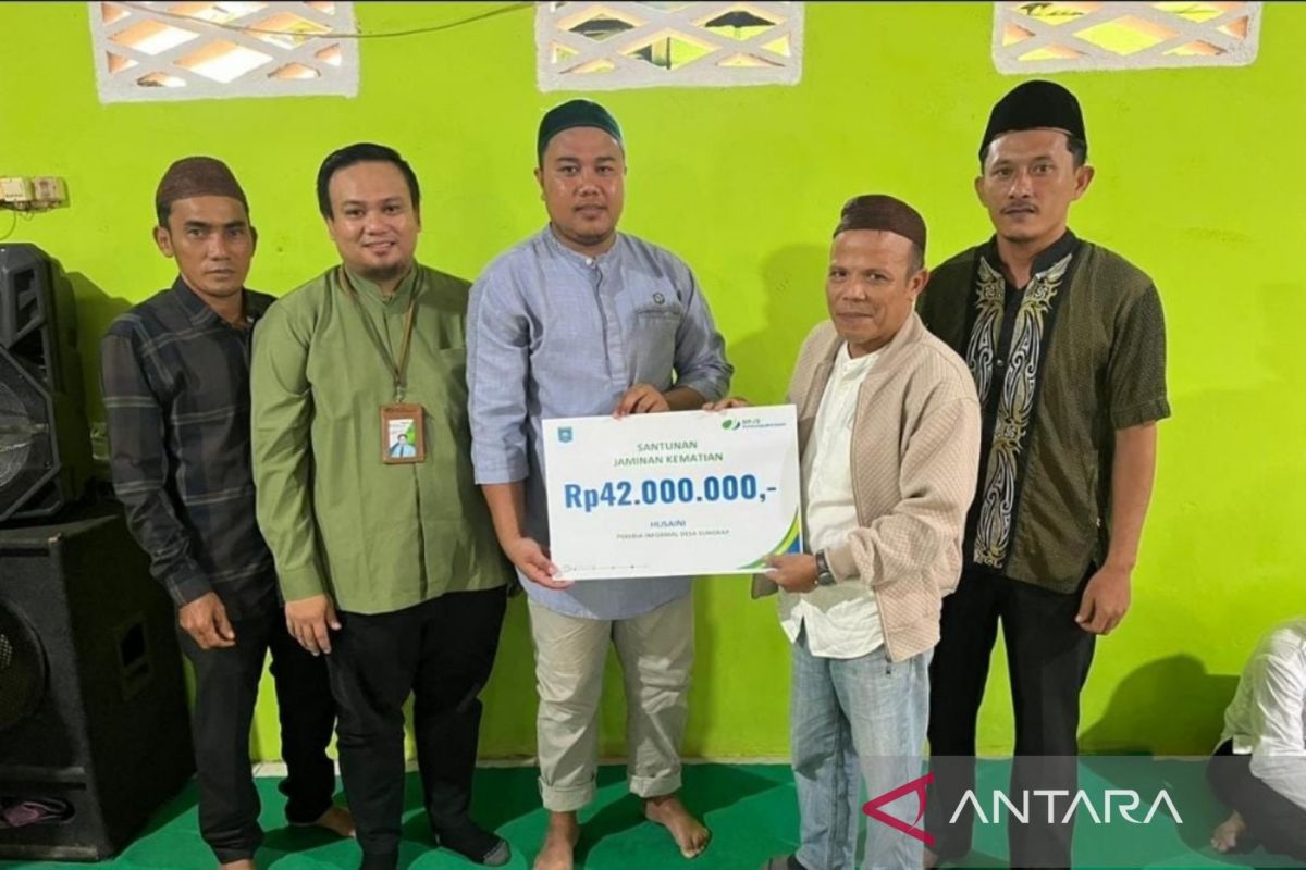 BPJS Ketenagakerjaan Pangkalpinang serahkan santunan kematian di Desa Sungkap Bangka Tengah