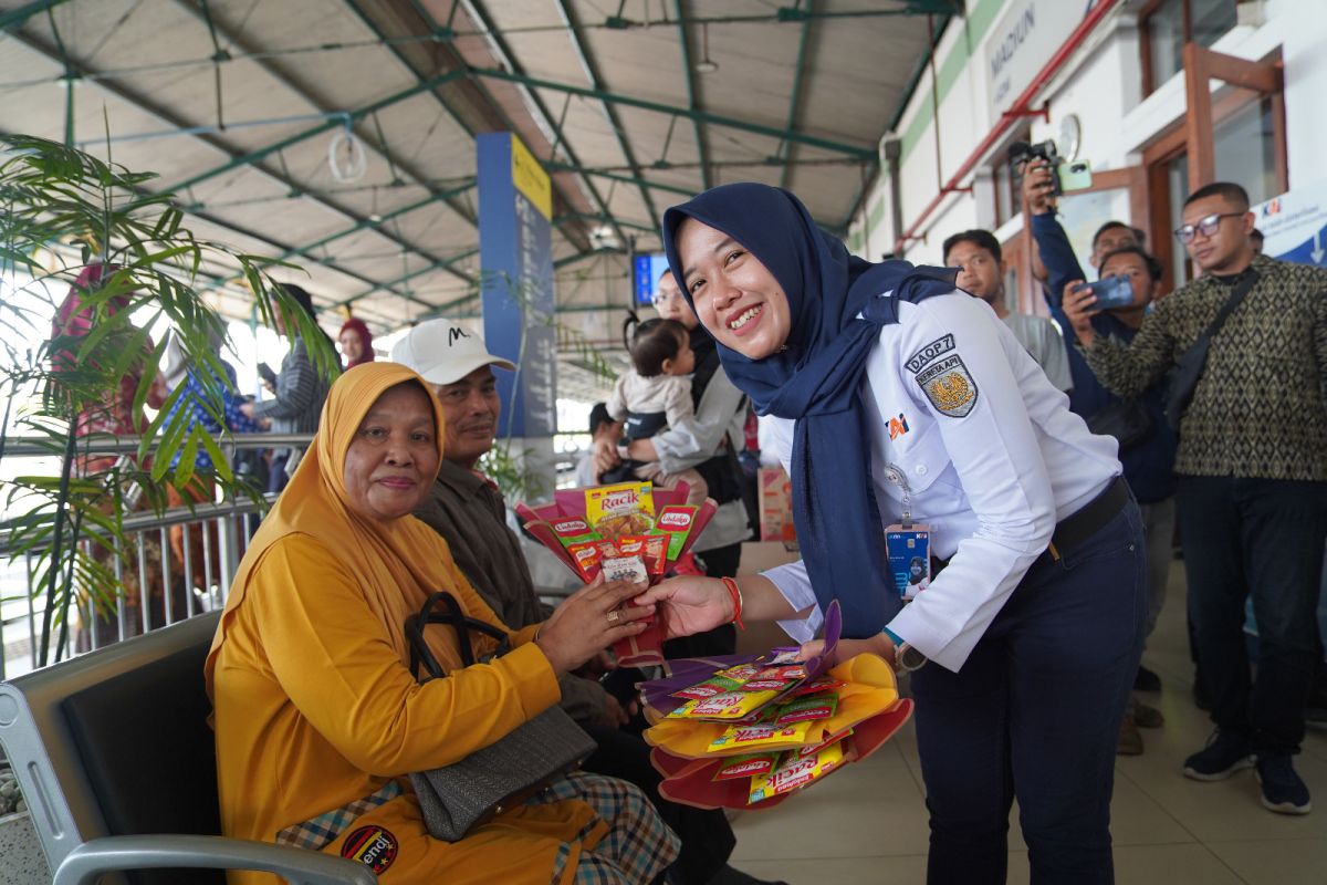 KAI Madiun bagikan suvenir ke penumpang perempuan pada Hari Kartini