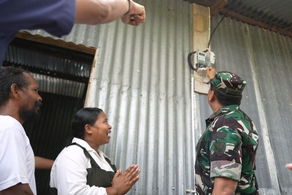 PLN dan Lanud TNI AU El Tari sambungkan listrik ke 23 warga Kota Kupang