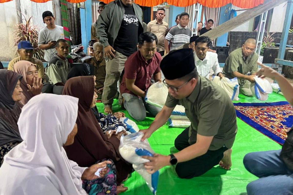 Bupati Sambas salurakan bantuan beras ke masyarakat Semelangi Besar