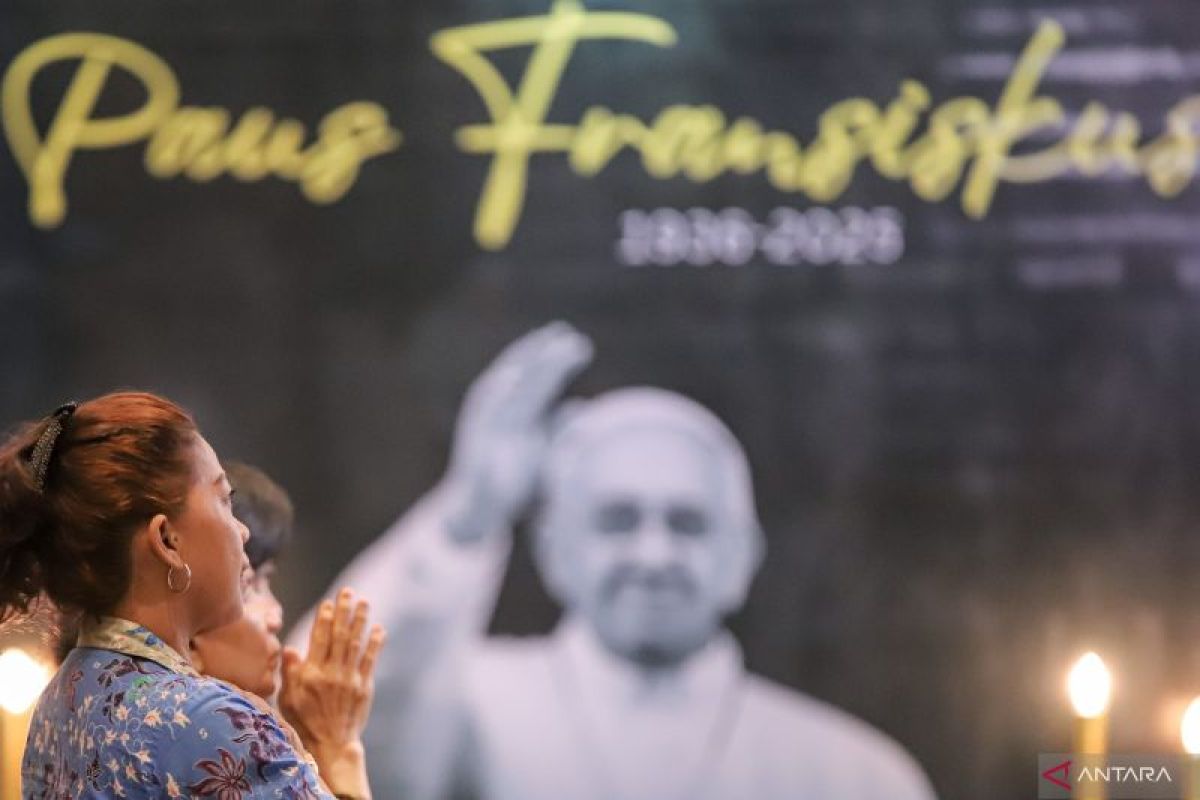 Makam Paus terbuat dari marmer Liguria bertuliskan 