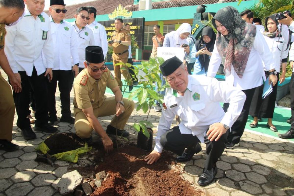 Kemenag Lampung tanam 10.250 pohon matoa guna dukung ekoteologi