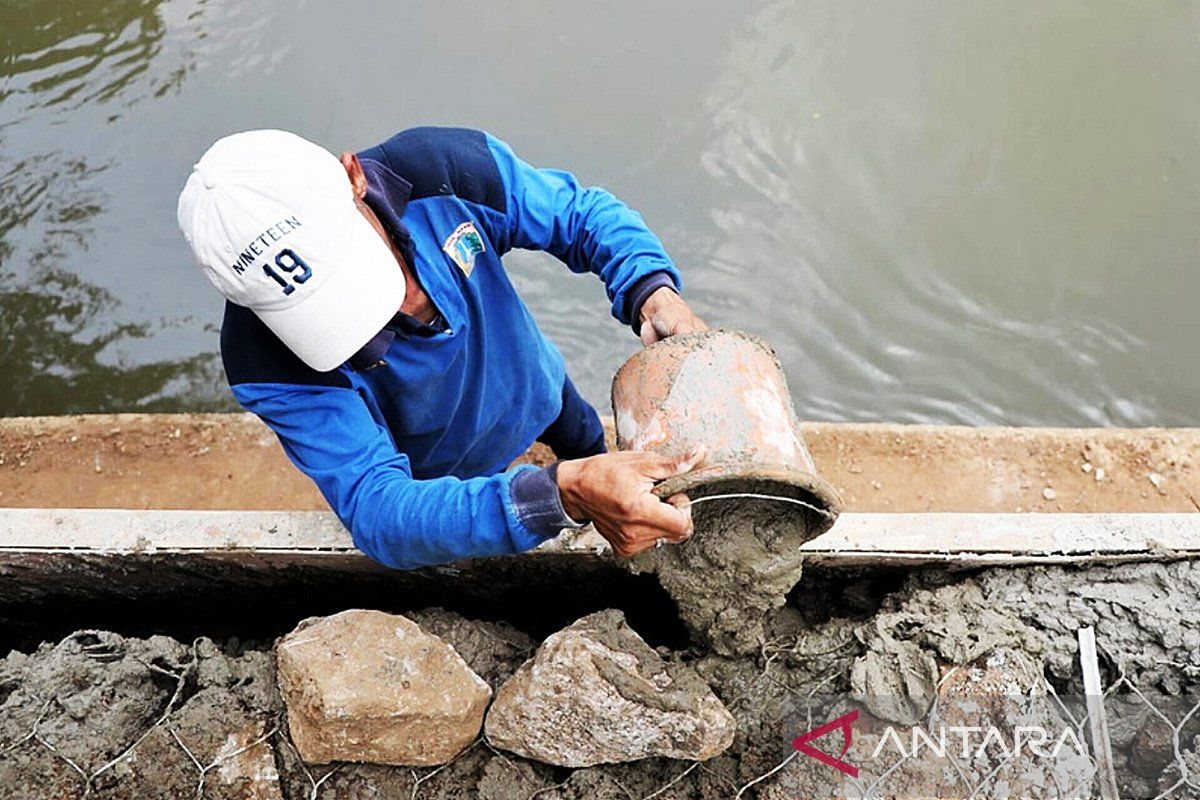 SDA Jaksel targetkan peninggian turap kali Ciliwung rampung Mei 2025