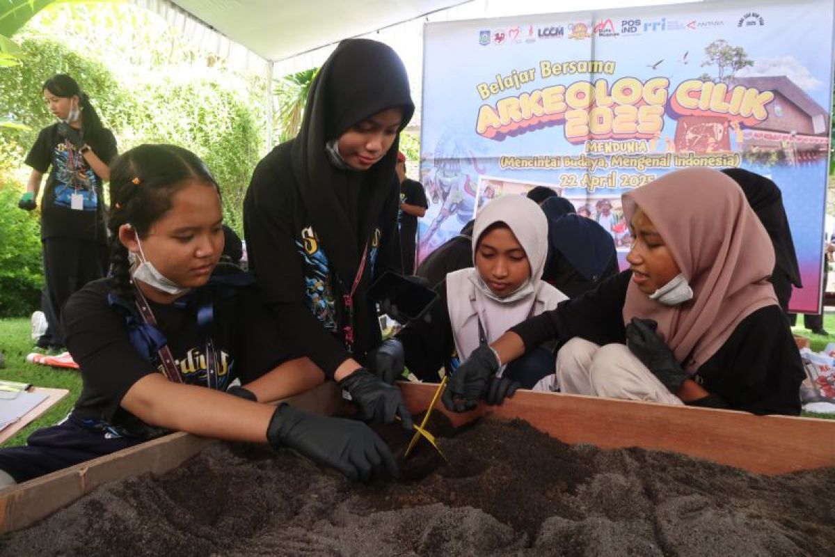 Sebanyak 60 siswa belajar menjadi arkeolog cilik di Museum NTB