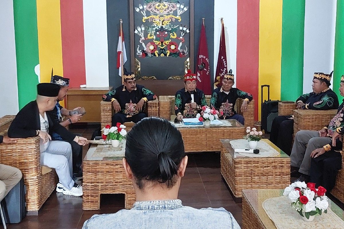 Pembuat parodi diduga menghina Gubernur Kalteng jalani sidang adat