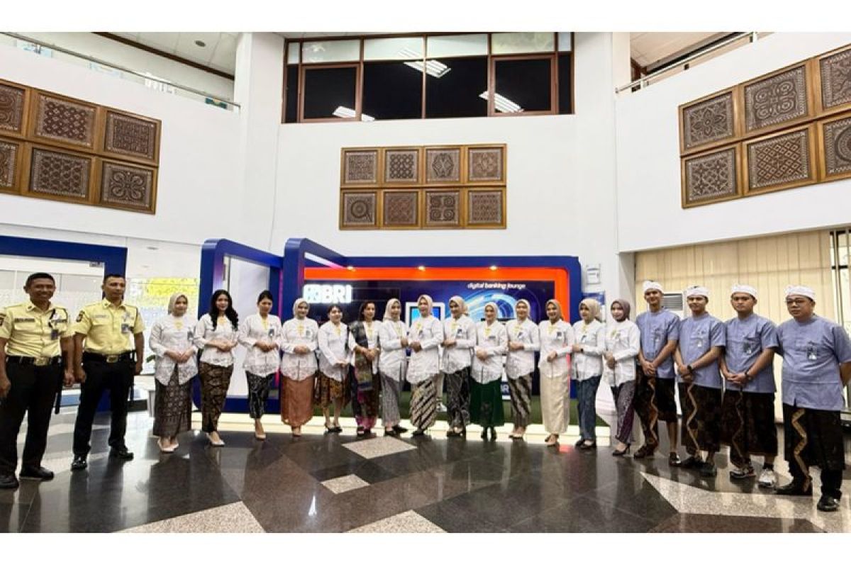 Hari Kartini, FL BRI Kanca Makassar Ahmad Yani kenakan pakaian adat layani nasabah