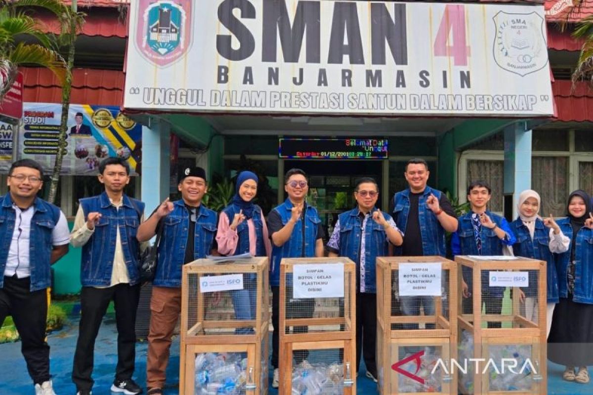 ISFO serahkan keranjang sampah kepada SMA Kota Banjarmasin