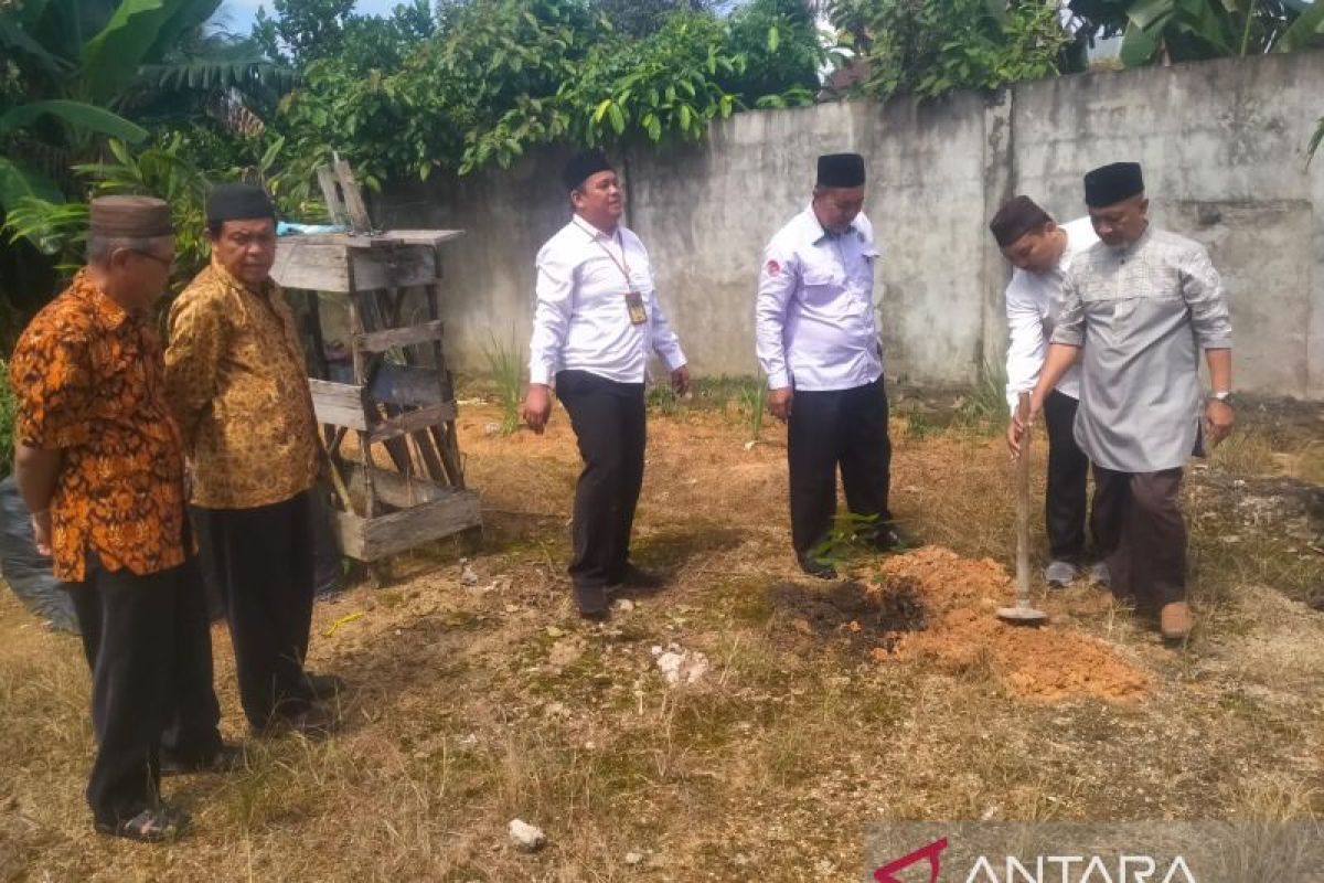 Hari Bumi 2025, Kemenag Belitung tanam dan bagikan ratusan bibit pohon matoa