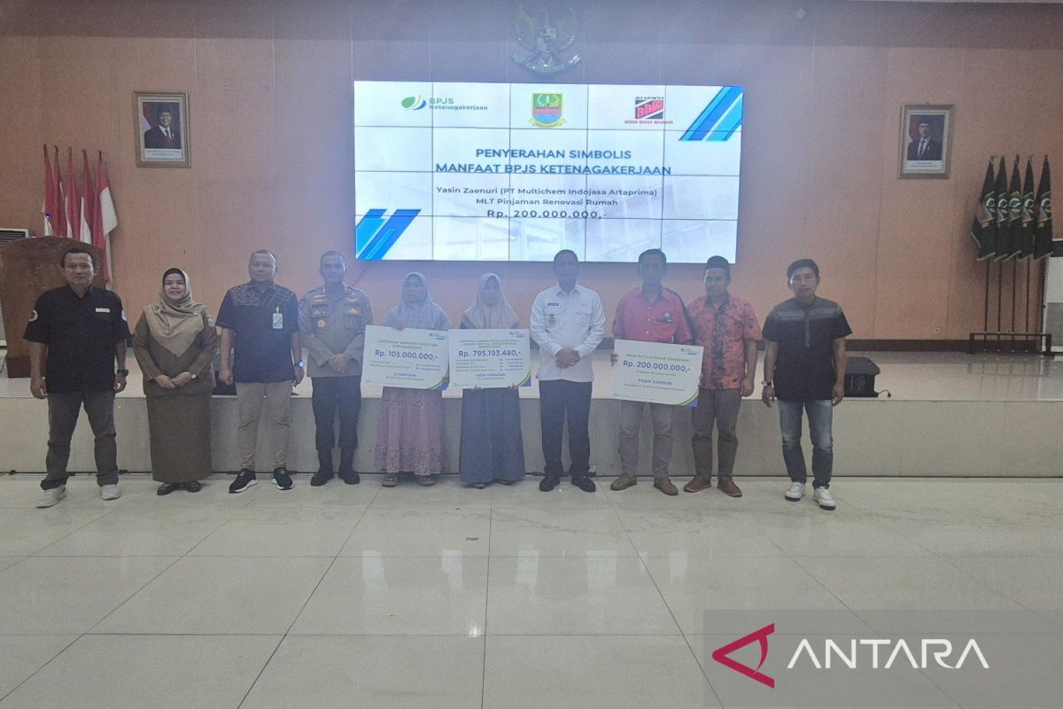 Pemkab Bekasi serahkan santunan dan bantuan Rp1,1 miliar program BPJS Ketenagakerjaan