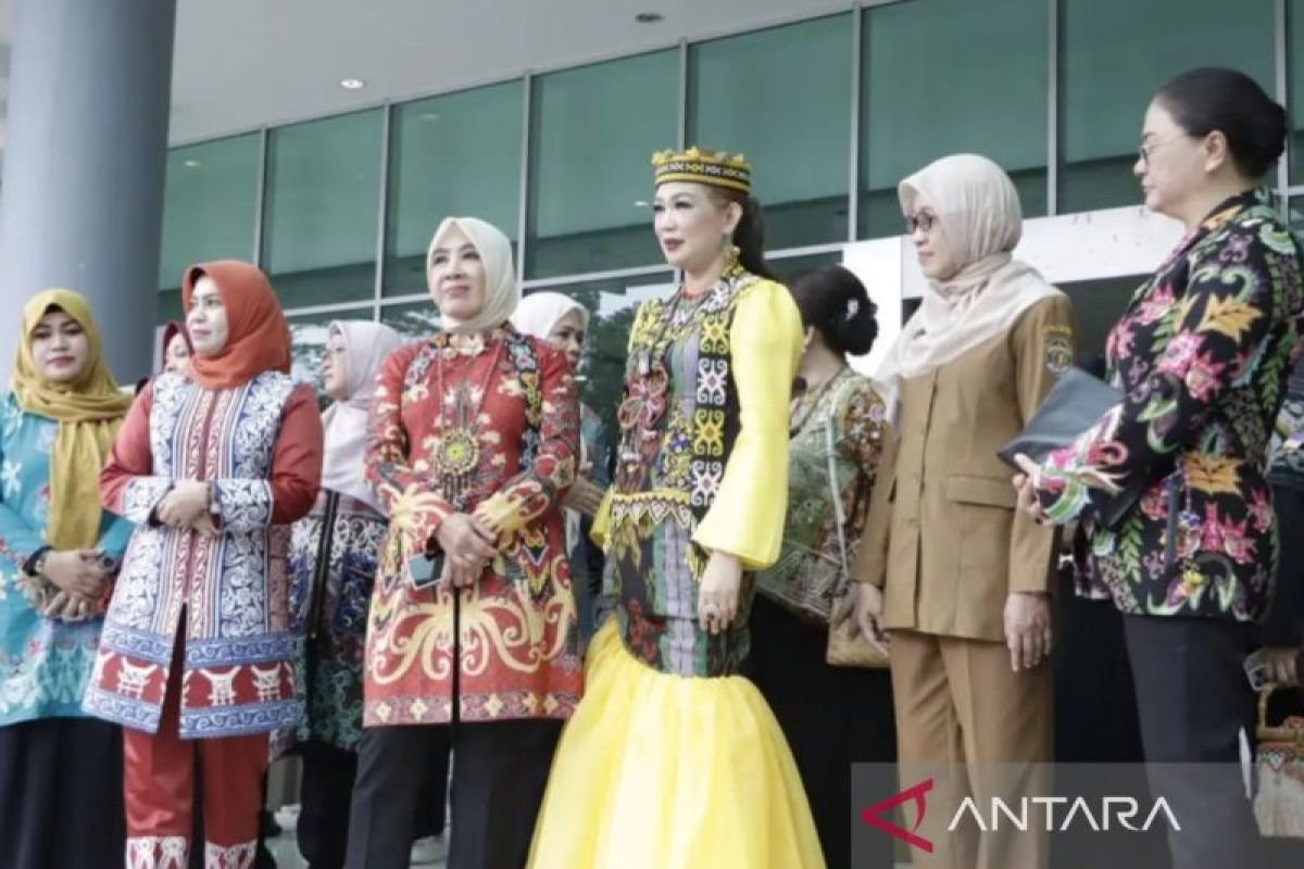 Kemenperin-Dekranas latih IKM  di Kaltim buat manik-manik khas Dayak