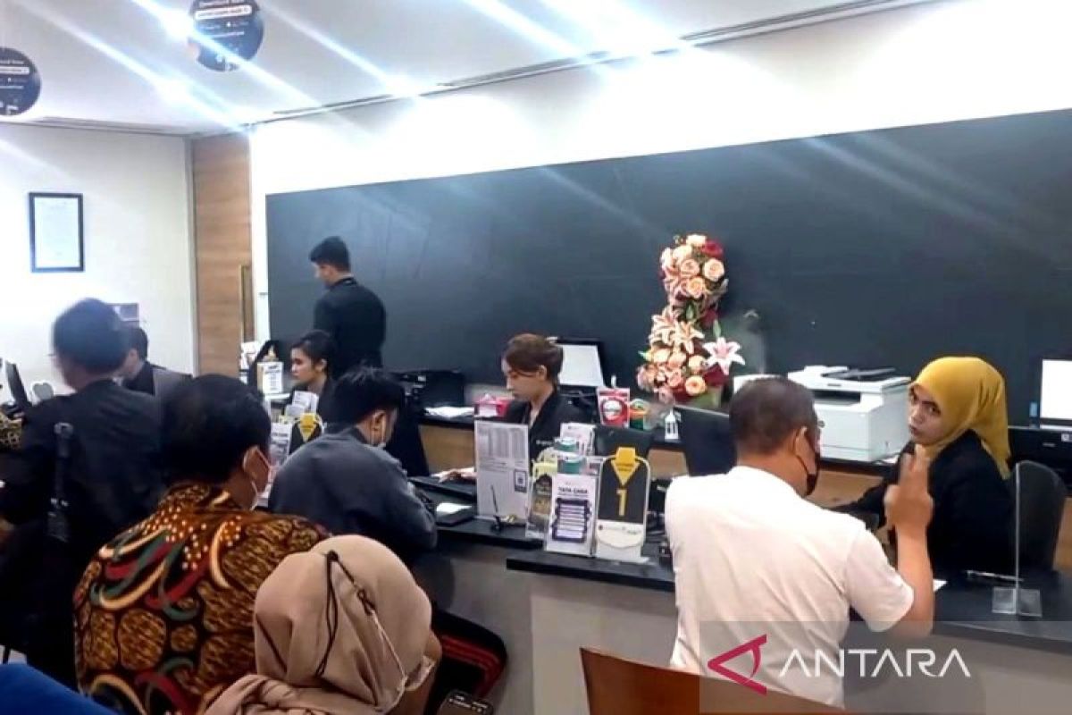 Warga buru emas Antam di butik Pulogadung meski harga Rp2 juta lebih