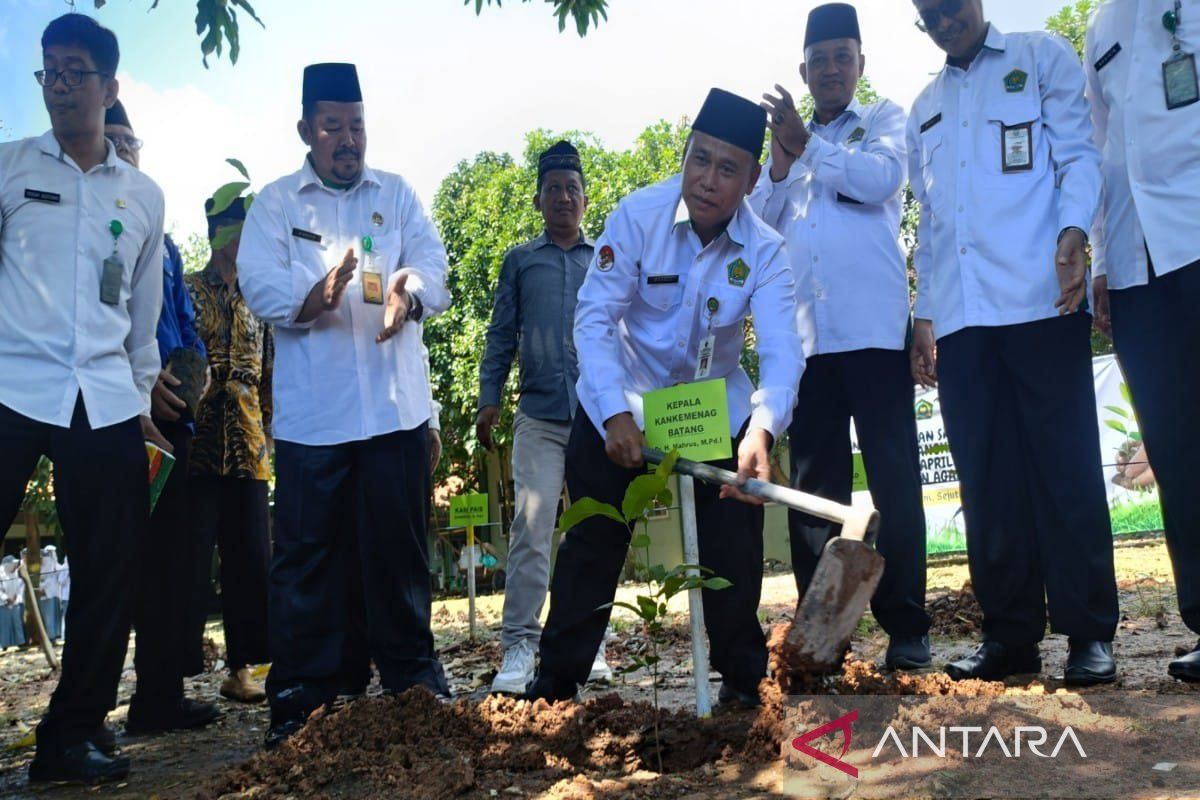 Kemenag Batang  gencarkan tanam 1.000 pohon jaga kelestarian alam