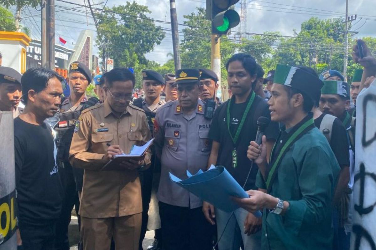 Sekda Lombok Timur temui mahasiswa saat demo pengelolaan PDAM