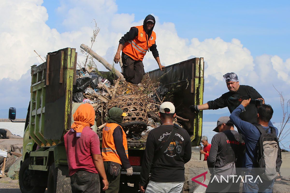 FOTO - Aksi pelaku wisata bersihkan pantai Hari Bumi