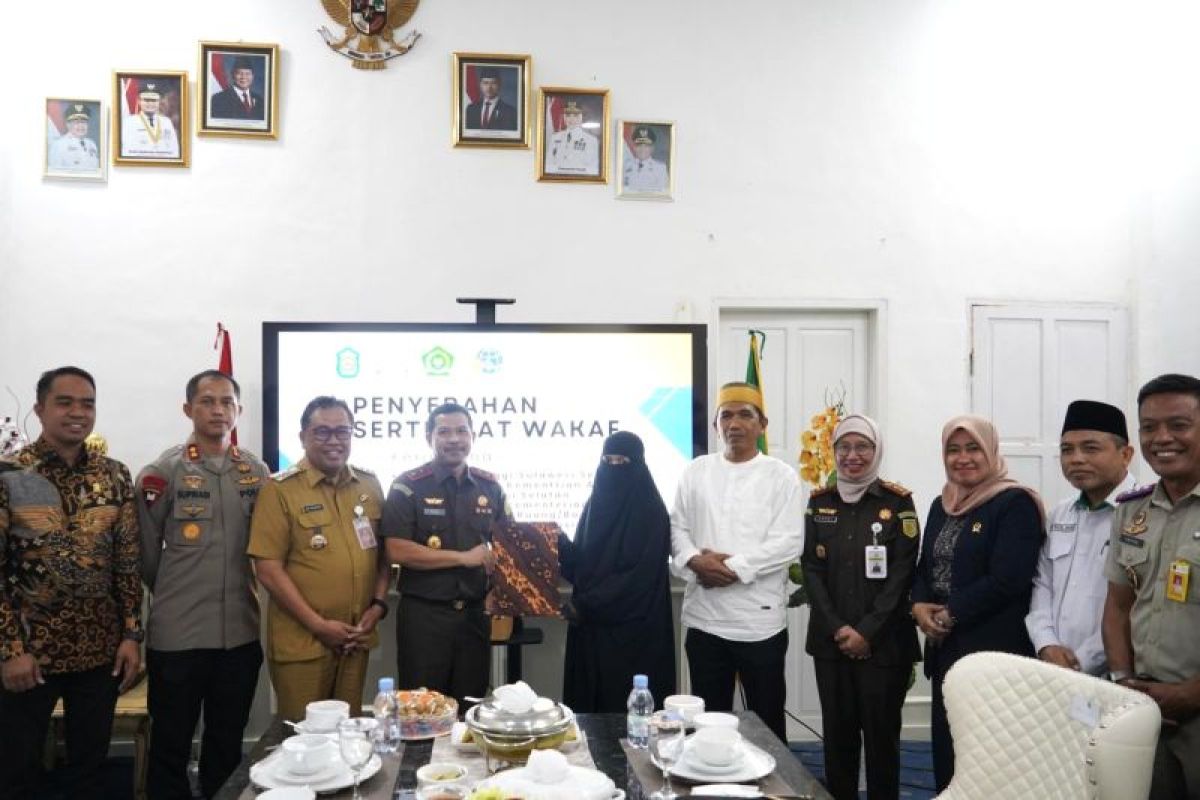 Kajati Sulsel serahkan dua sertifikat tanah wakaf di Takalar