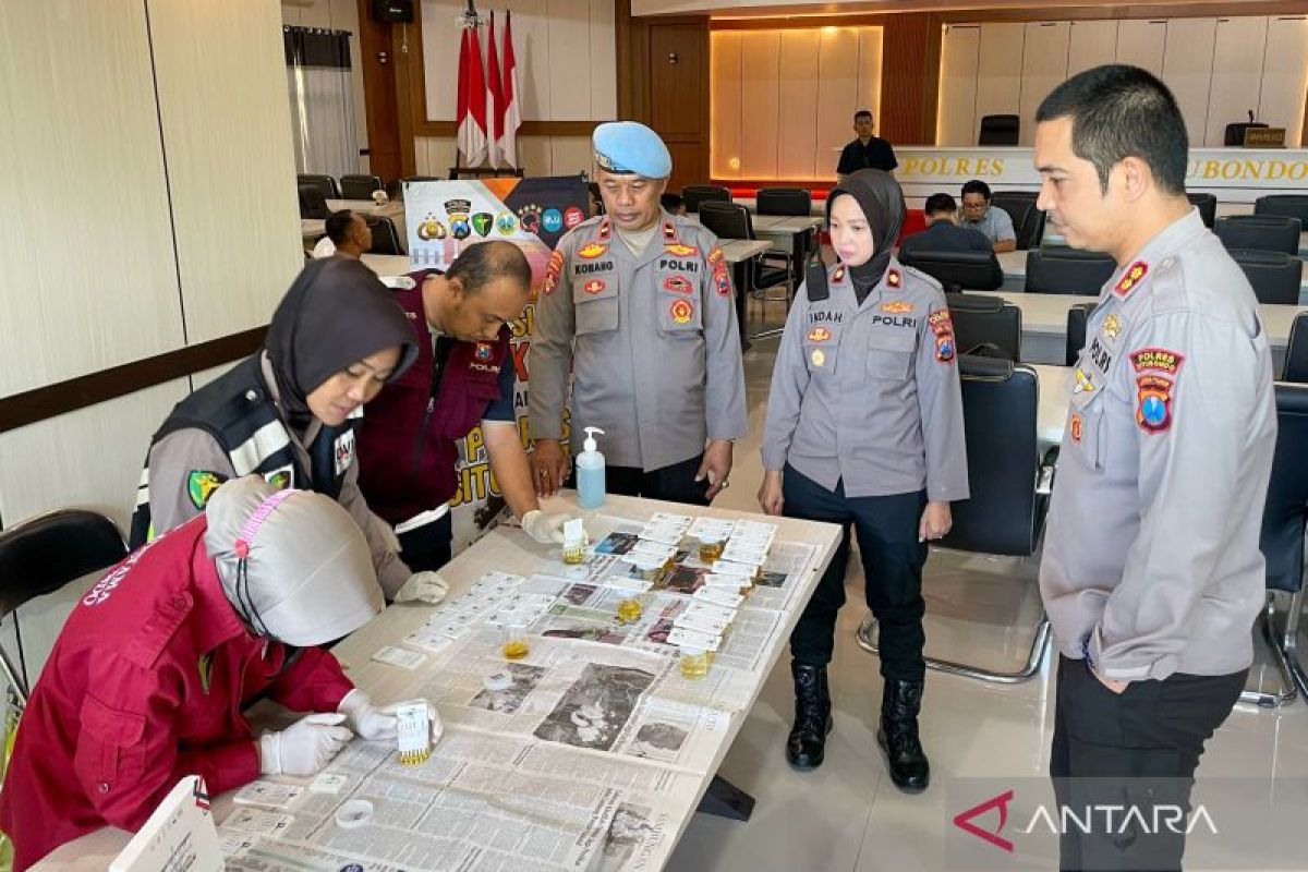 Seluruh anggota Polres Situbondo jalani tes urine mendadak