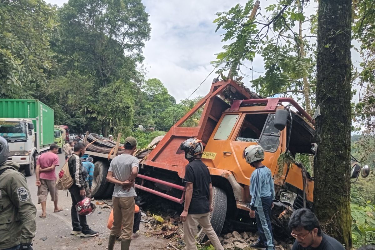 Kecelakaan beruntun di Padang Panjang 12 orang mengalami luka-luka  
