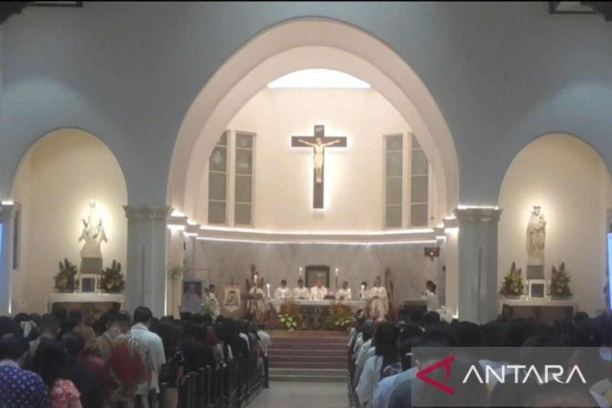 Tokoh lintas agama Surabaya ikuti misa requiem untuk Paus