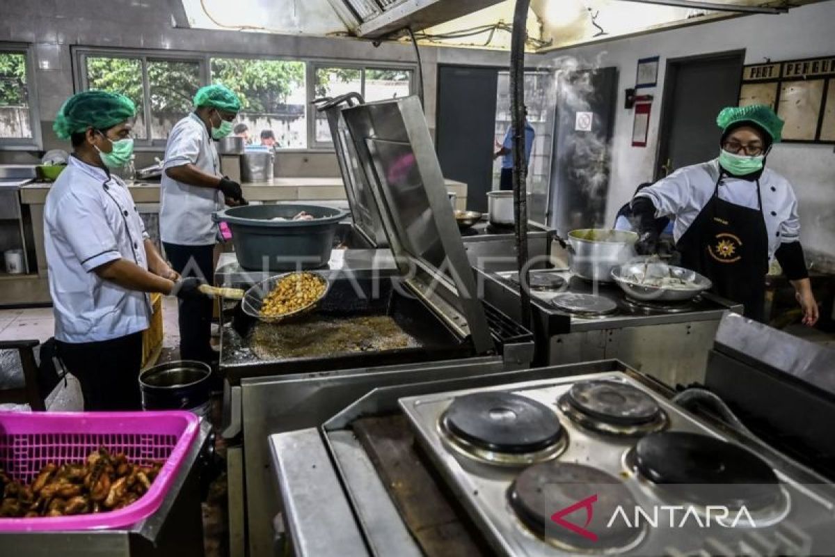 Indonesia to expand free meals program with more kitchens