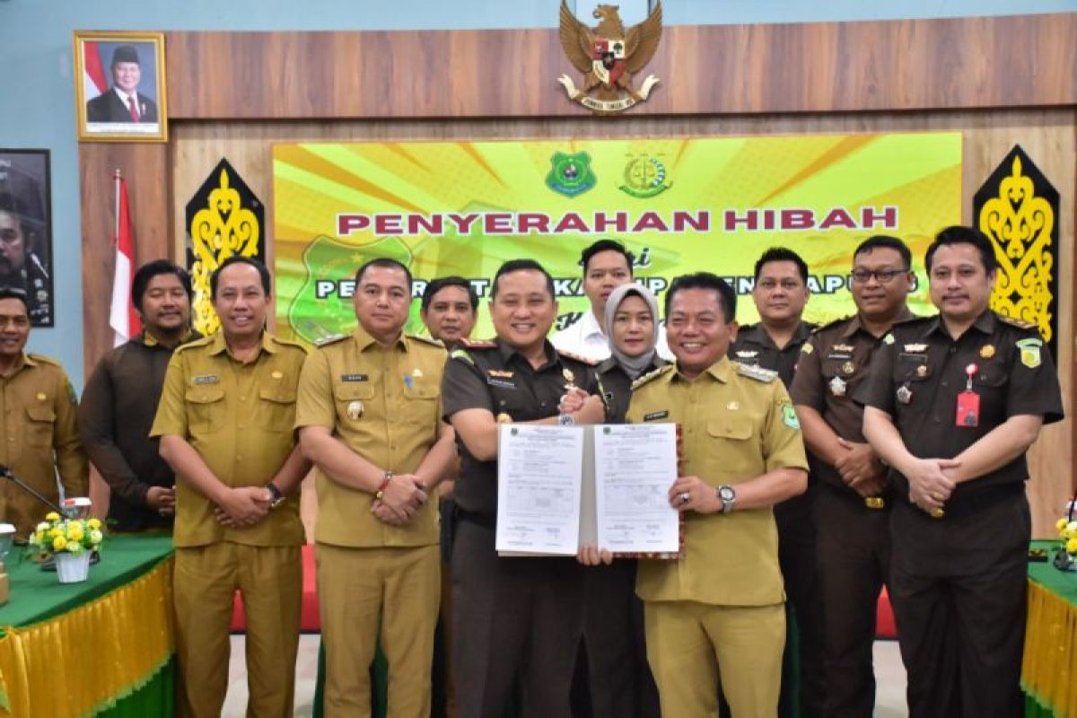 Pemkab Kapuas hibahkan barang ke Kejaksaan