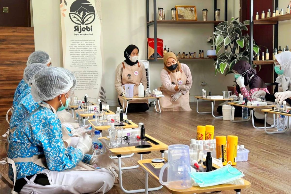 Semen Indonesia budi dayakan serai wangi di lahan pascatambang Narogong