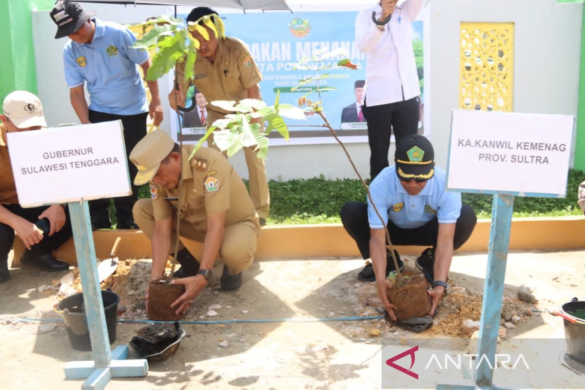 Dukung Program Ekoteologi, Kemenag Sultra ikut tanam 1 juta pohon Matoa