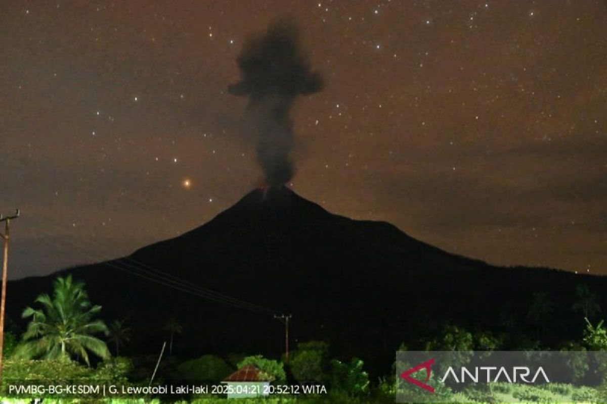 Gunung Lewotobi Laki-laki di Flotim erupsi tiga kali pada Senin malam