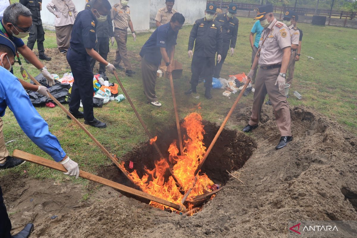 Karantina Hewan Ikan dan Tumbuha Sumbar musnahkan 168 kg komoditas ilegal dari luar negeri