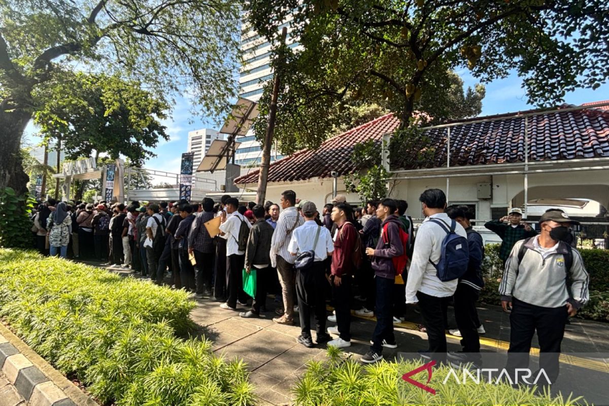 Saat rakyat mengadu nasib di Pelataran Balai Kota