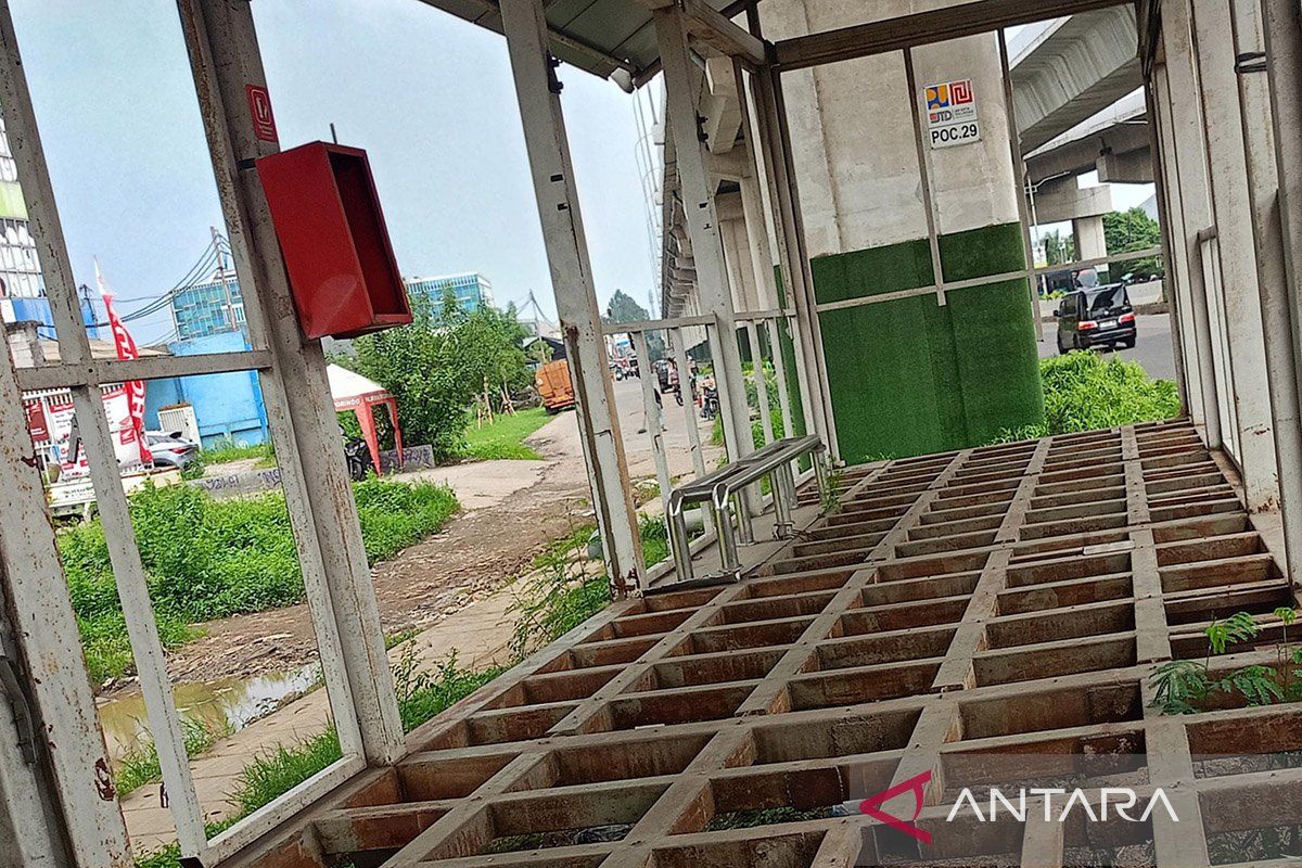Ada pencurian besi Halte Trans-J di Jalan Bekasi-Cakung