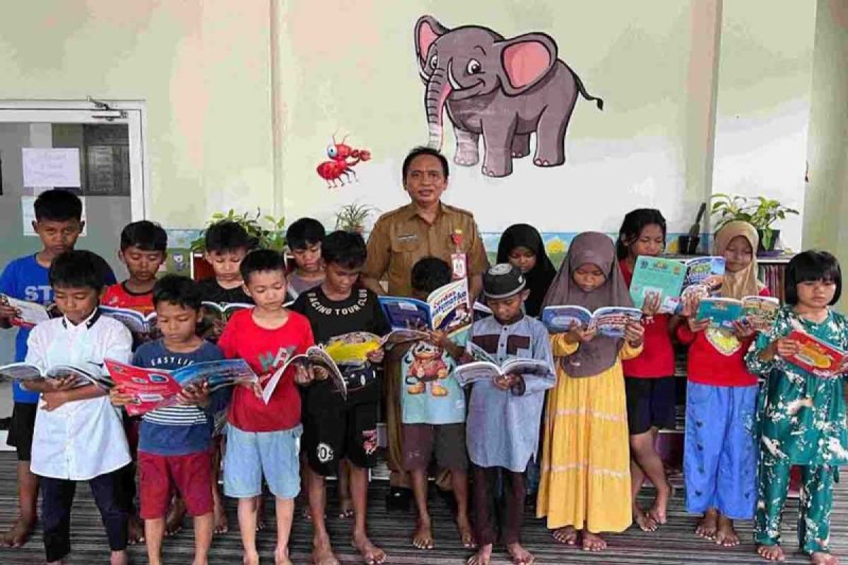 Komunitas literasi cilik di Kapuas antusias kunjungi perpustakaan