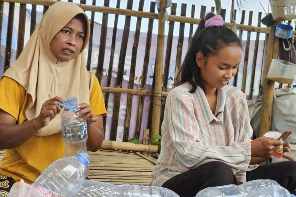PHE ONWJ dan warga Tanjungpakis kerja sama olah sampah jadi rupiah
