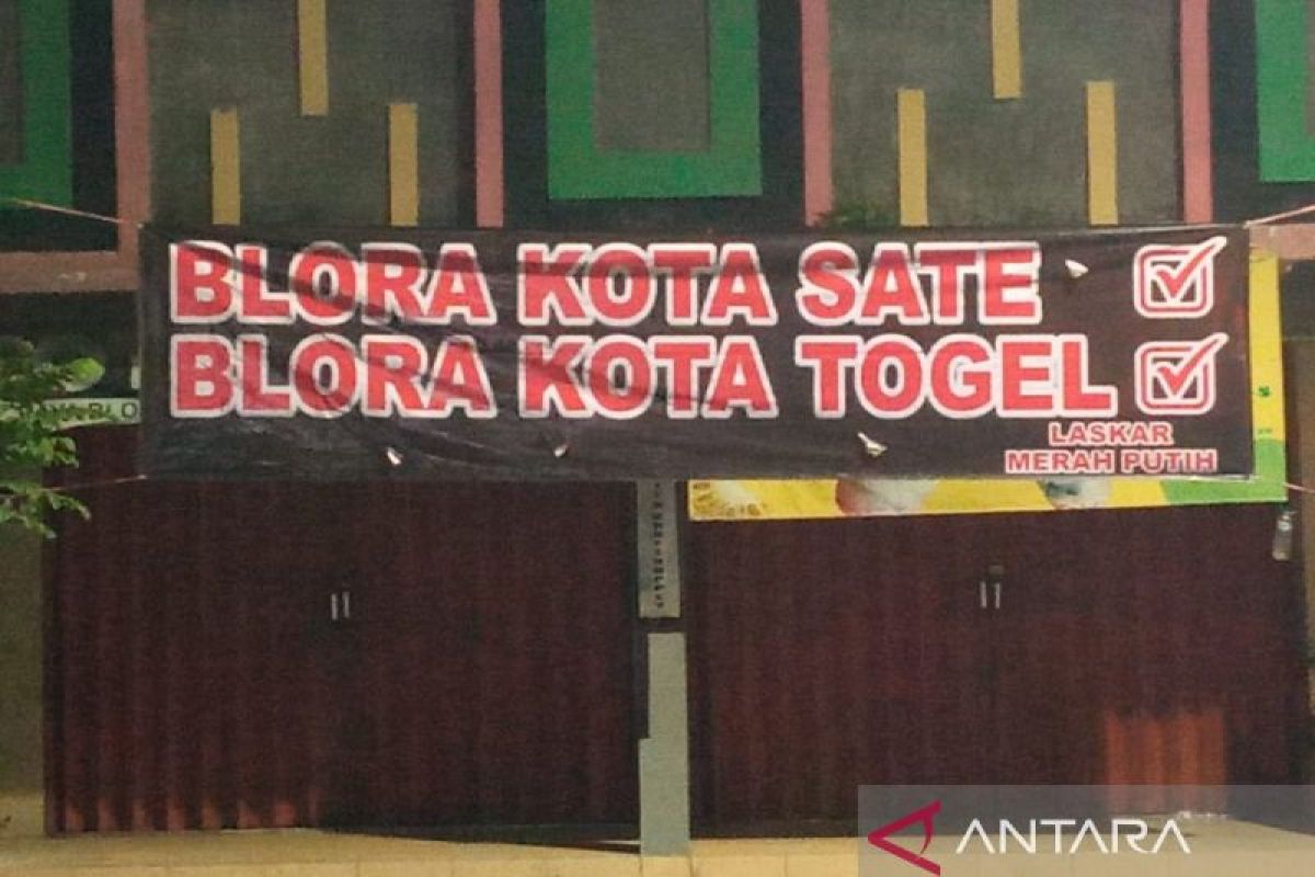 Warga pasang banner Blora Kota Togel