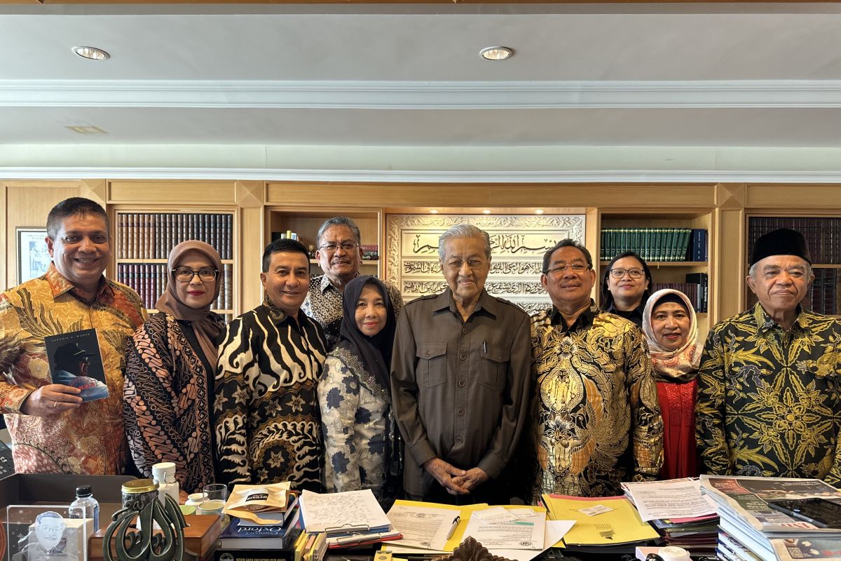 Mantan PM Malaysia Mahathir dirawat di rumah sakit karena kelelahan
