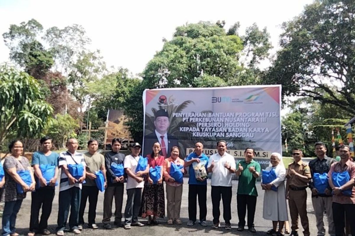 PTPN III (Persero) serahkan 1.000 paket beras ke Warga Sanggau