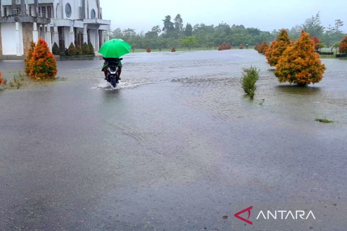 Hari ini mayoritas kota besar RI diperkirakan hujan ringan-berpetir