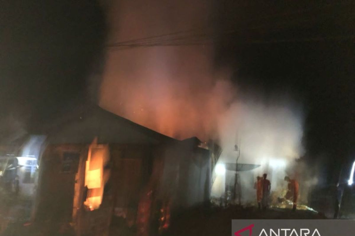 Damkar kerahkan tiga unit mobil padamkan kebakaran rumah di Desa Bencah Bangka Selatan