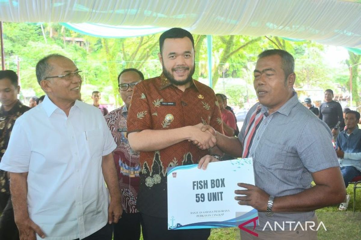 Wali Kota Padang serahkan bantuan perikanan tangkap bagi nelayan