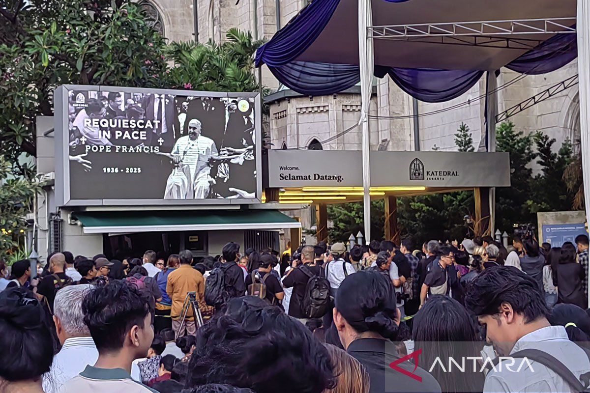 Umat Kristiani padati Katedral Jakarta kenang Paus Fransiskus