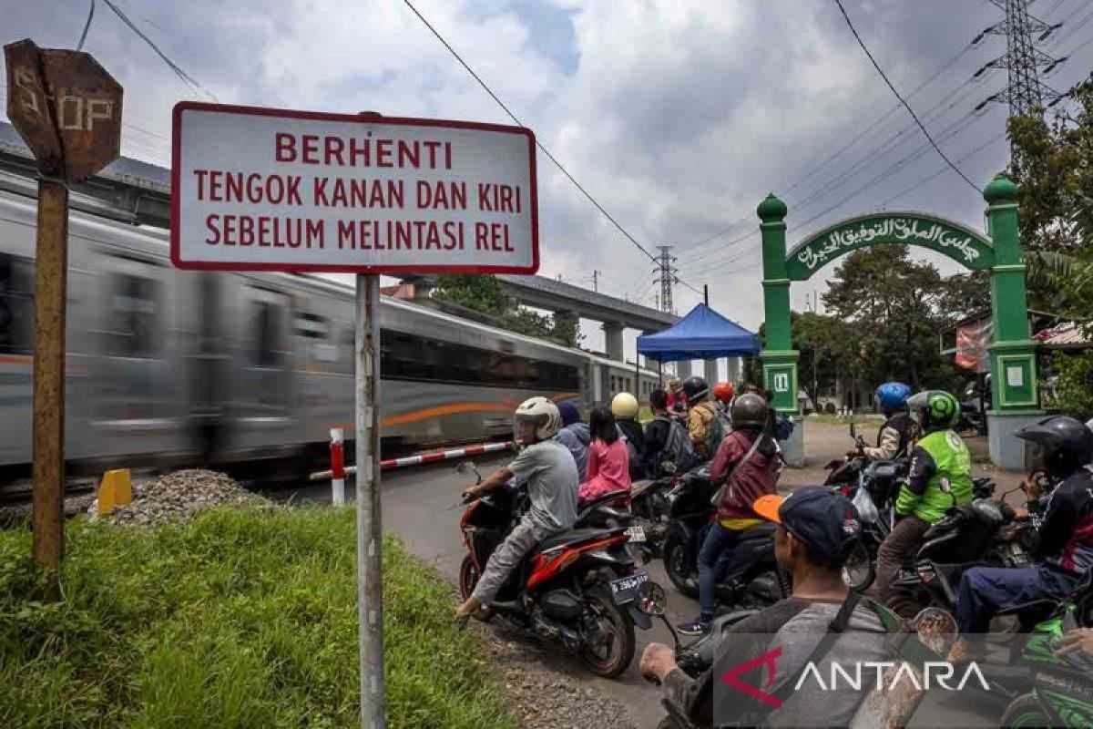 Lokomotif kereta hantam truk di Semarang, aatu orang tewas